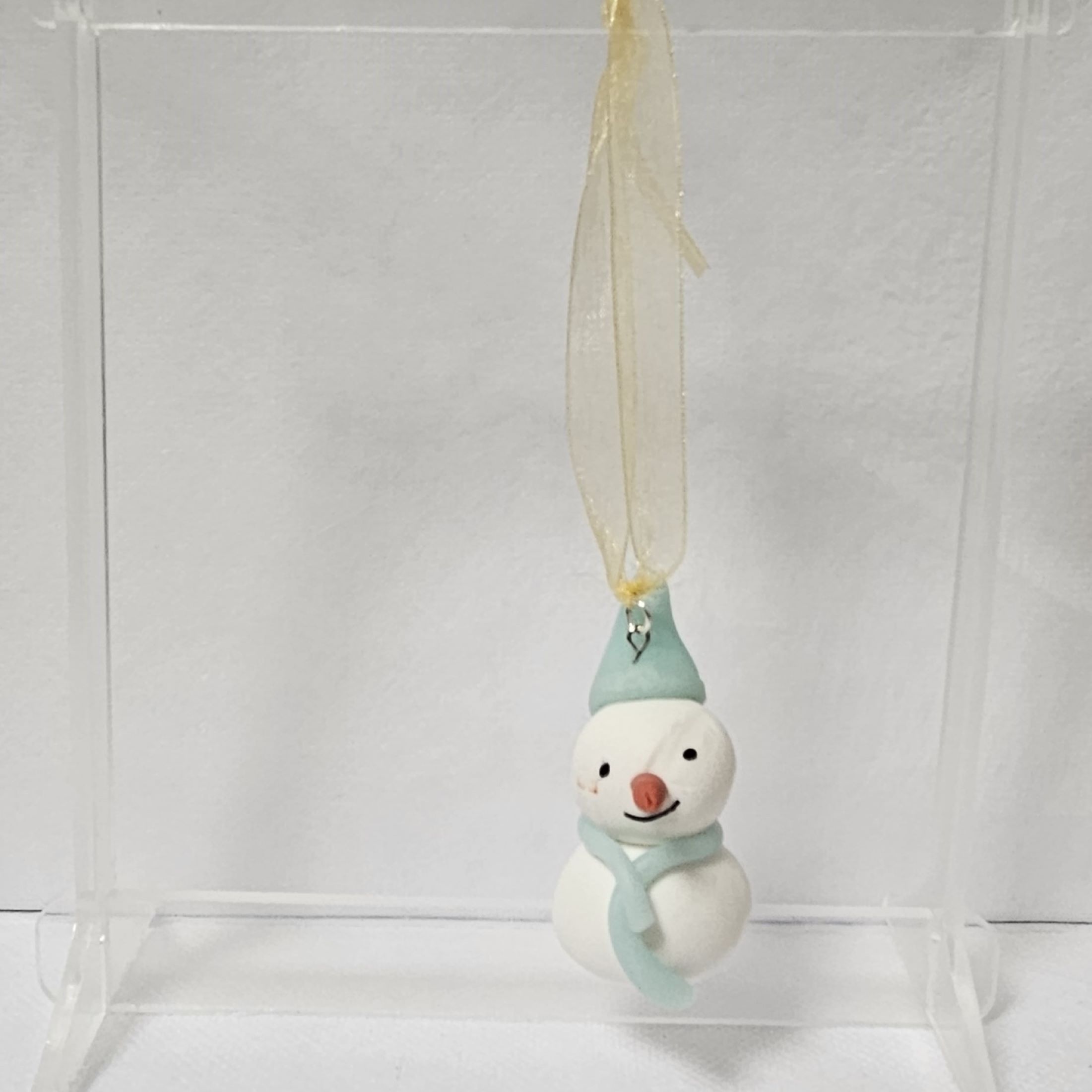 Figurine bonhomme de neige chapeau bleu