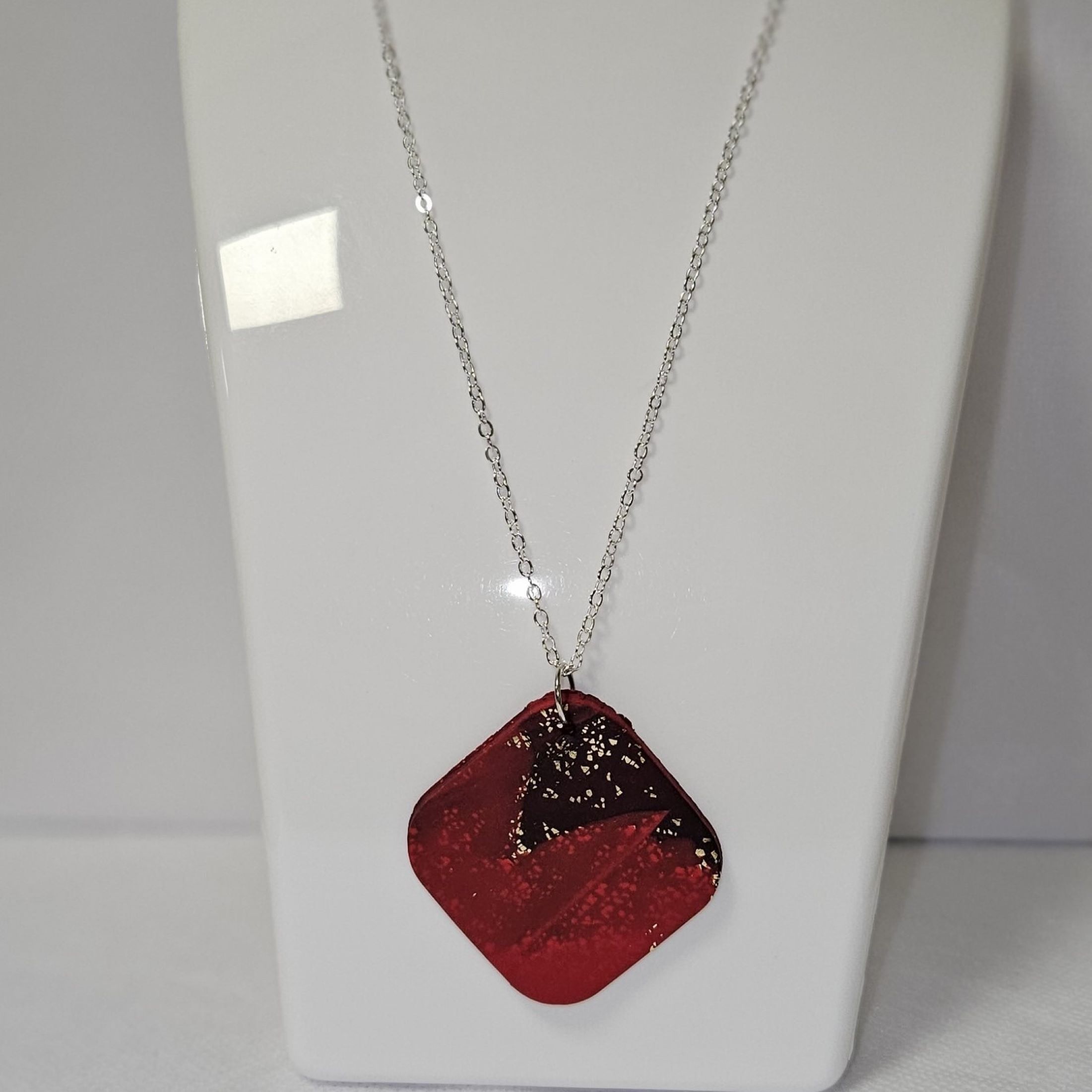 Collier Red Square round