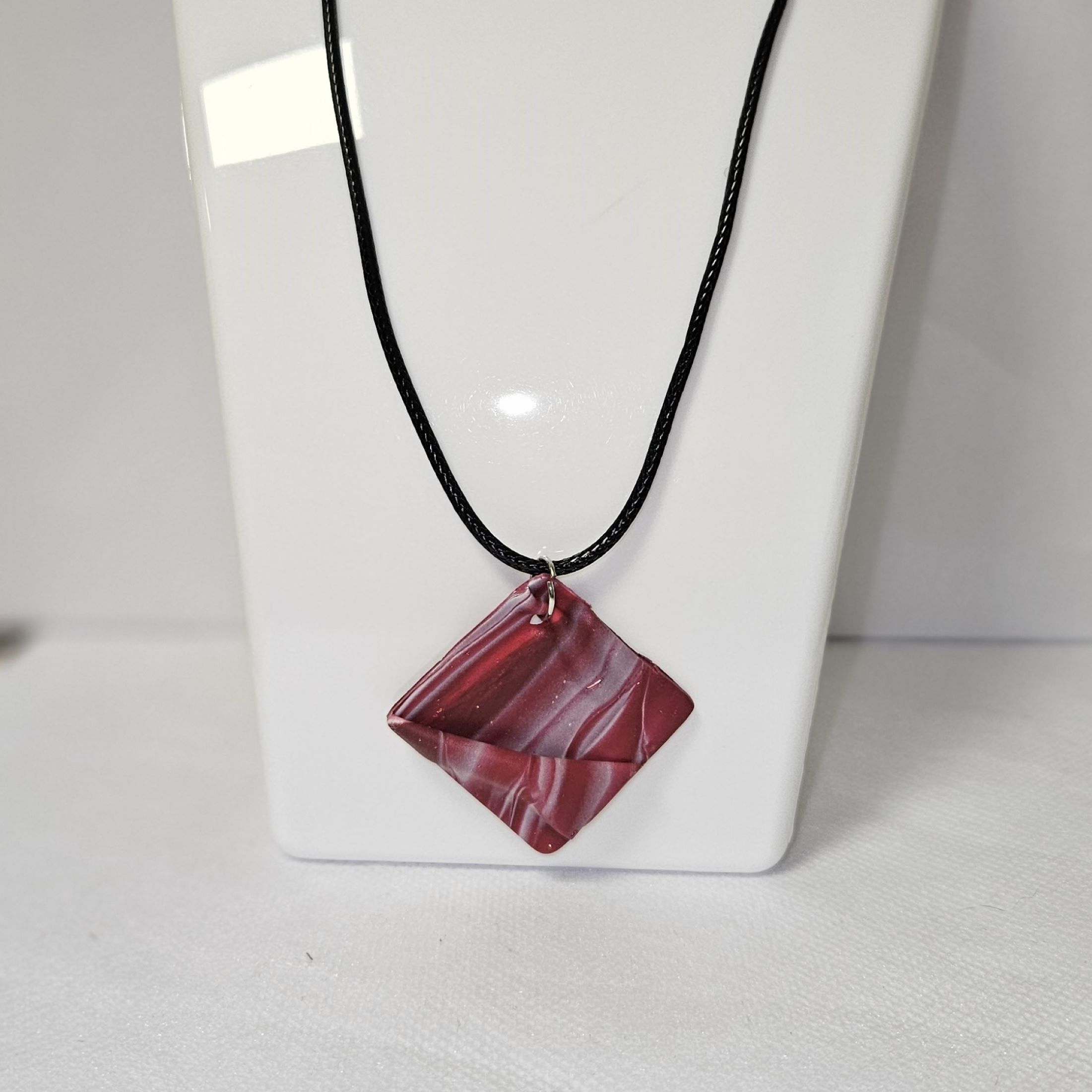 Collier Red and White Wave Square