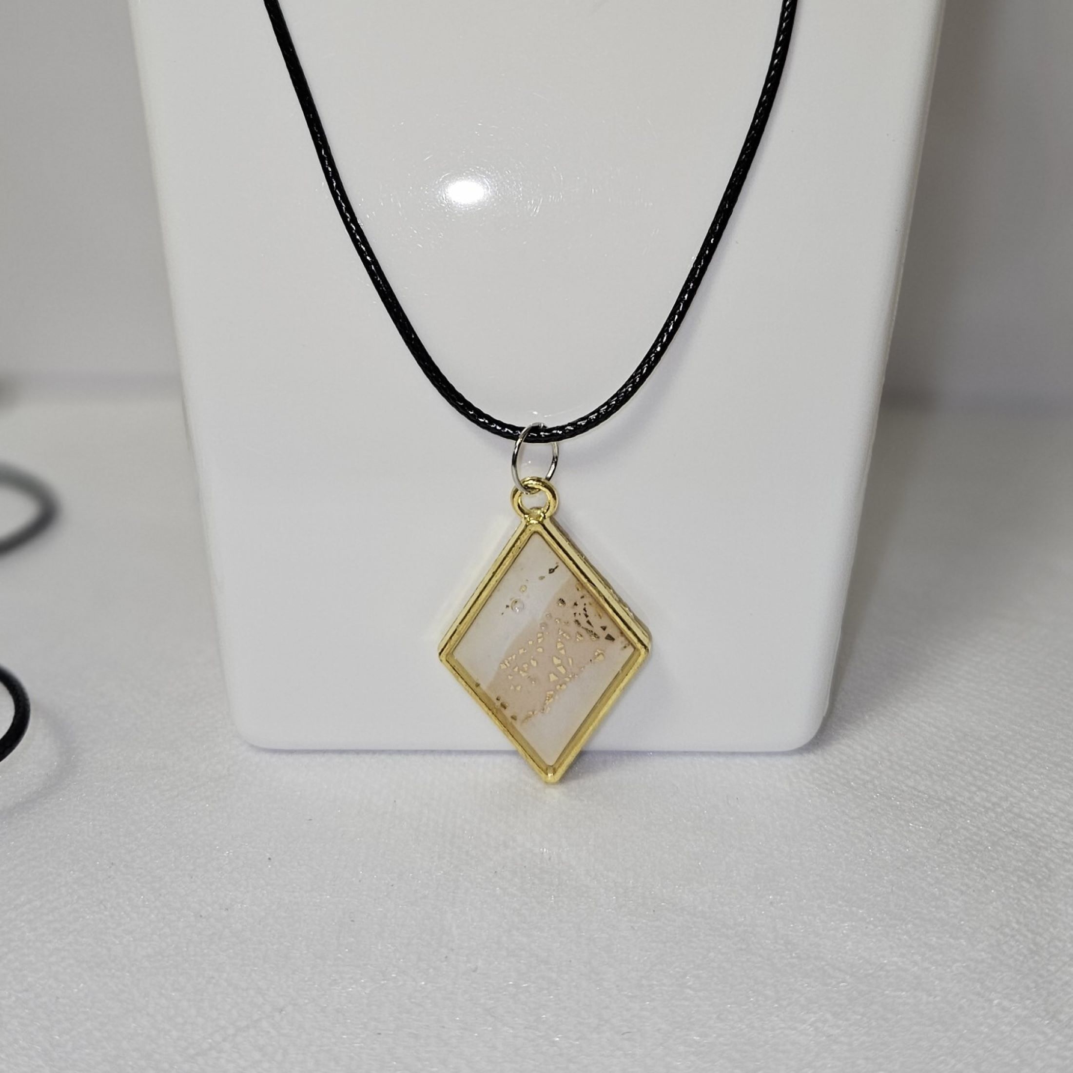 Collier White and Beige Diamond