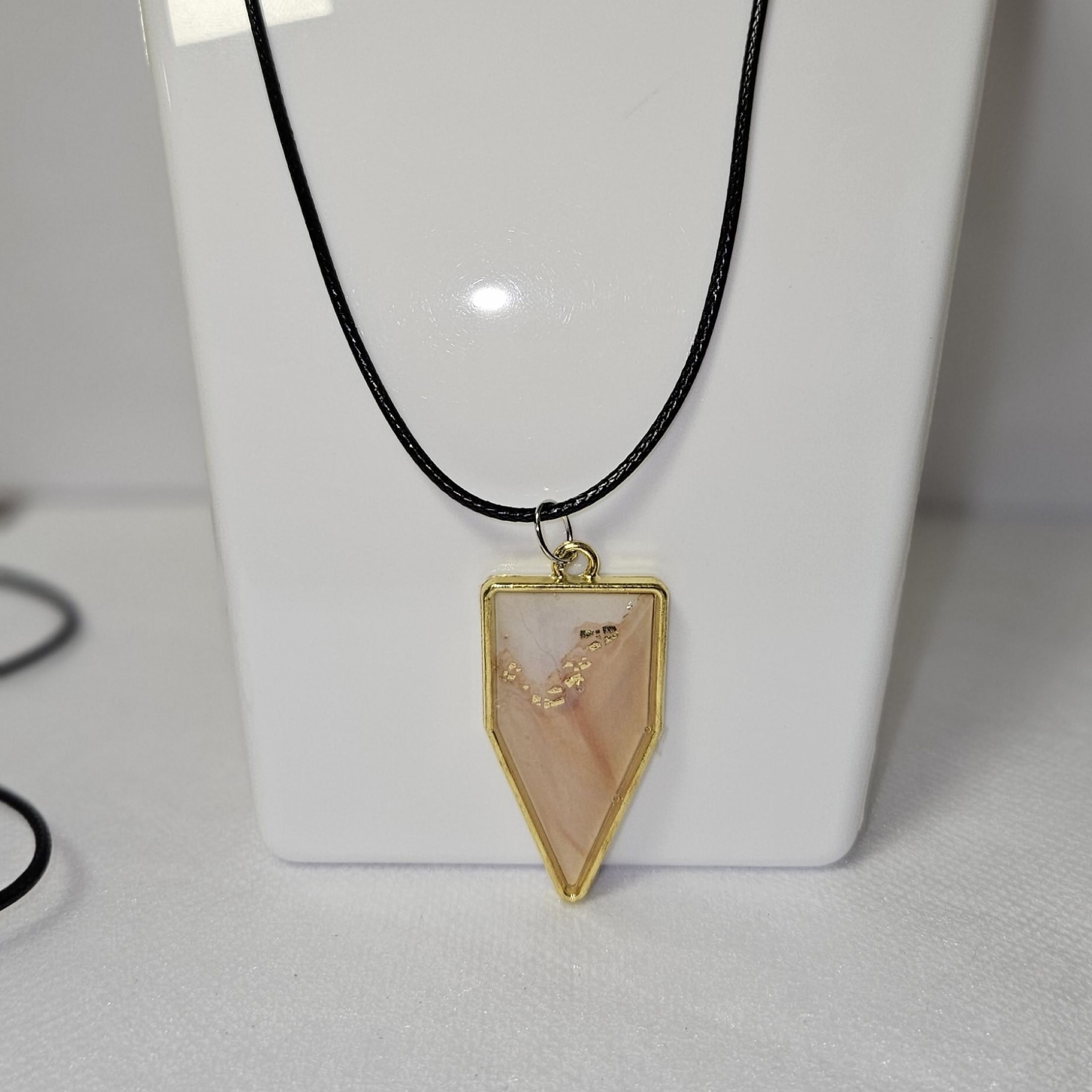 Collier Beige Triangular Square
