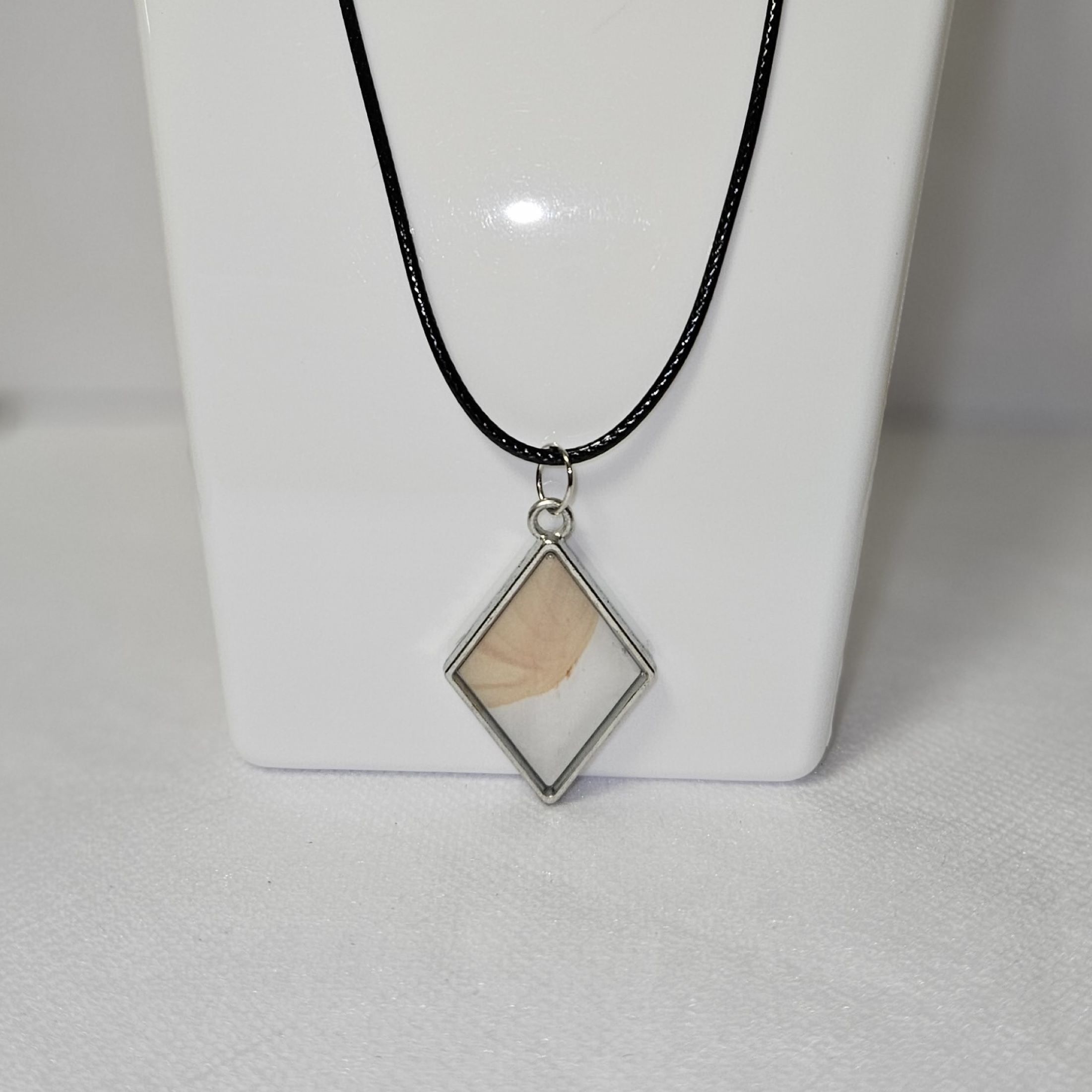 Collier Diamond half White half Beige