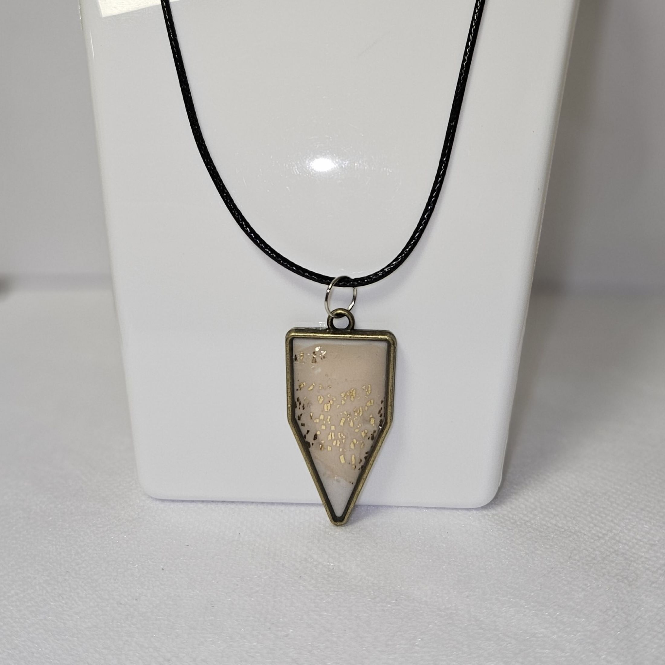 Collier Beige and Gold Triangular Square