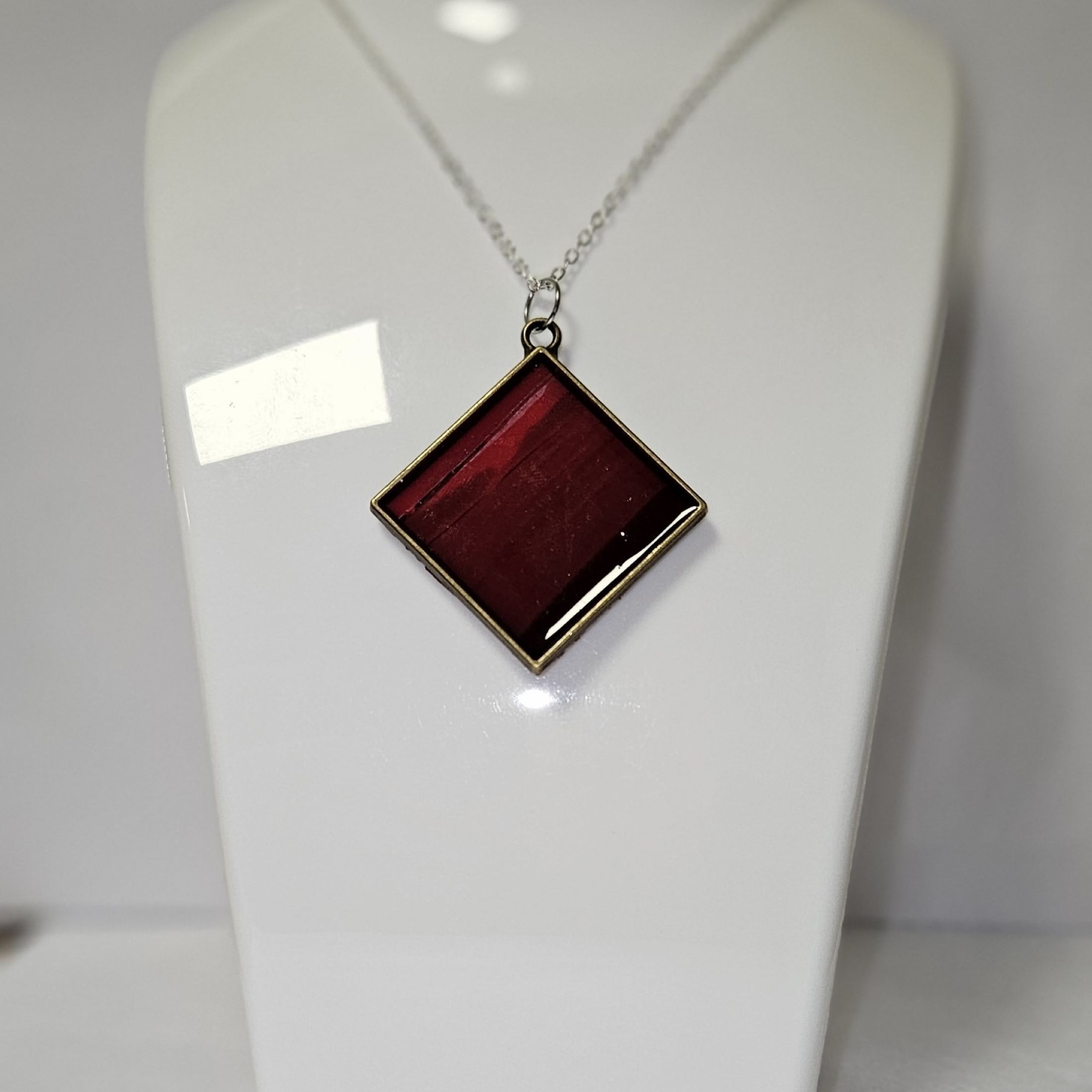 Collier Dark Red Square Turned over