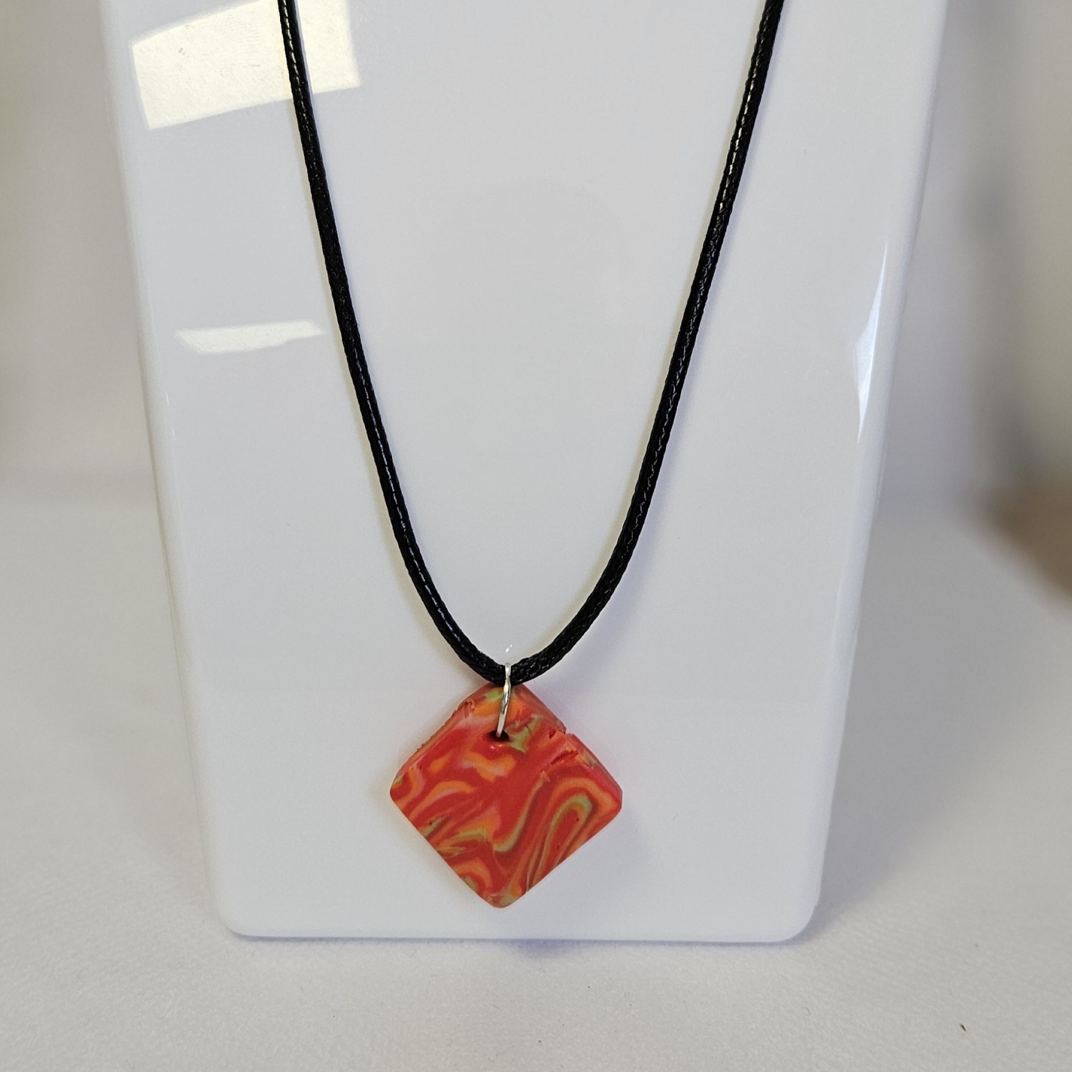 Collier rouge marbré