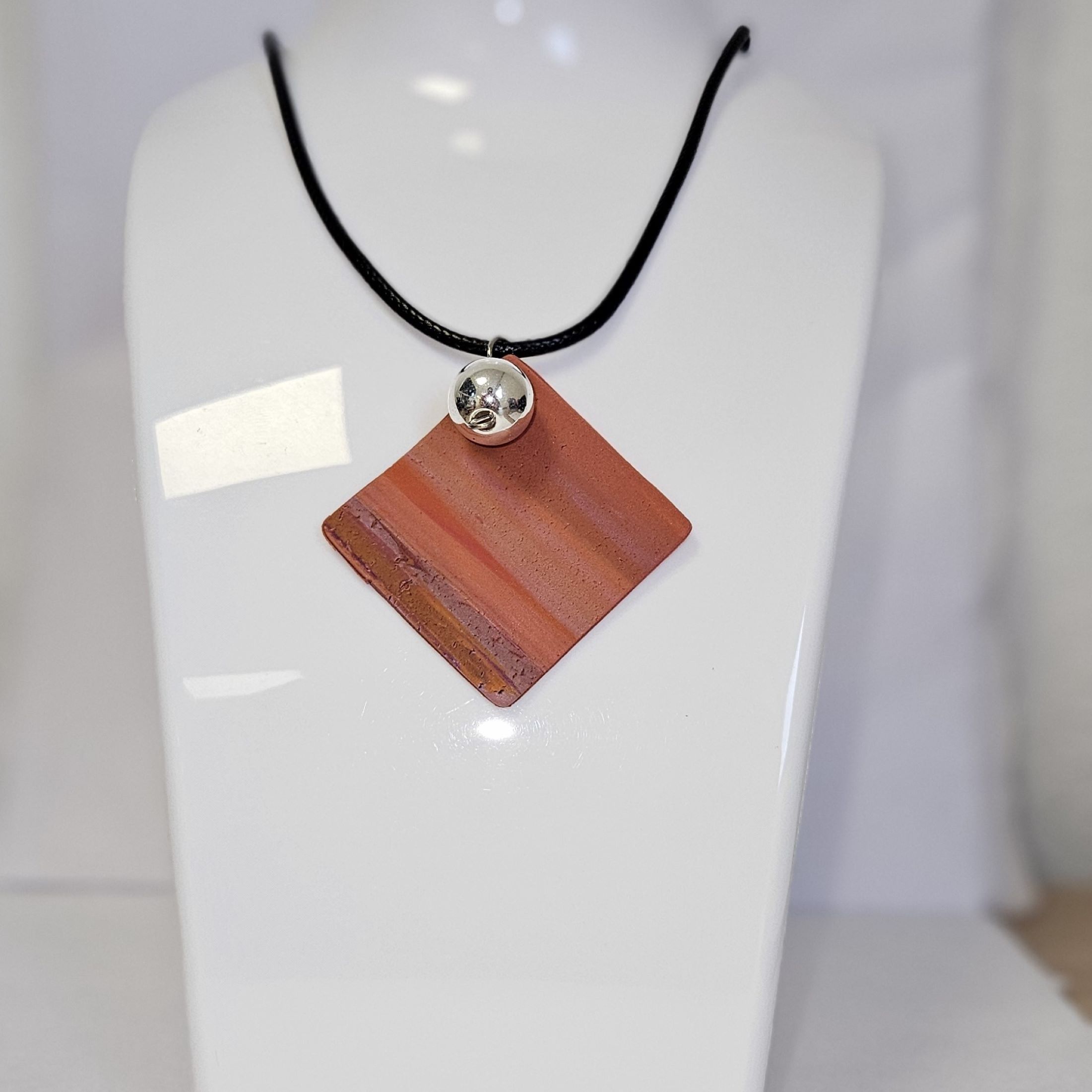 Collier automnal carré et accessoire