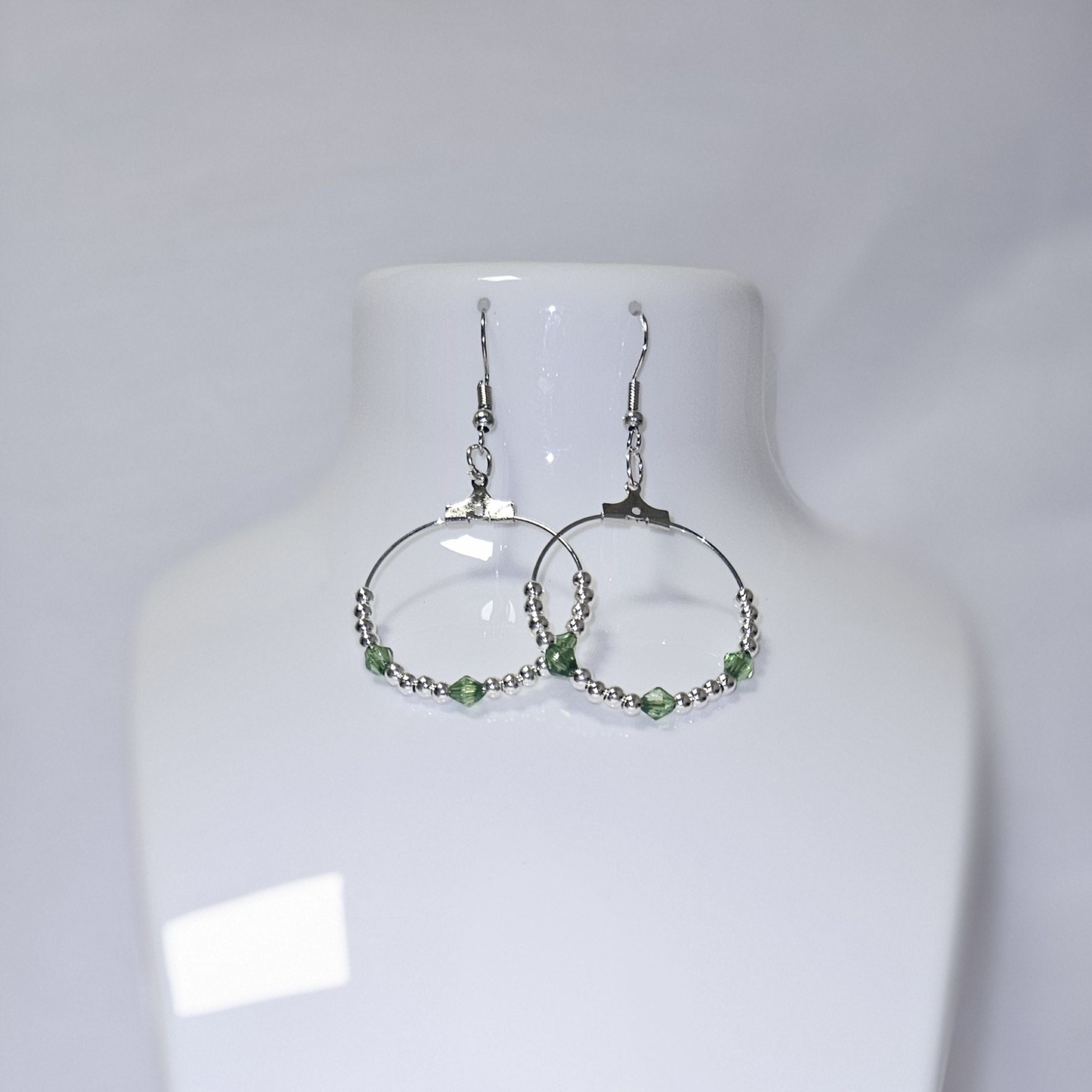 Boucles d'oreilles perles argentées et vertes foncés