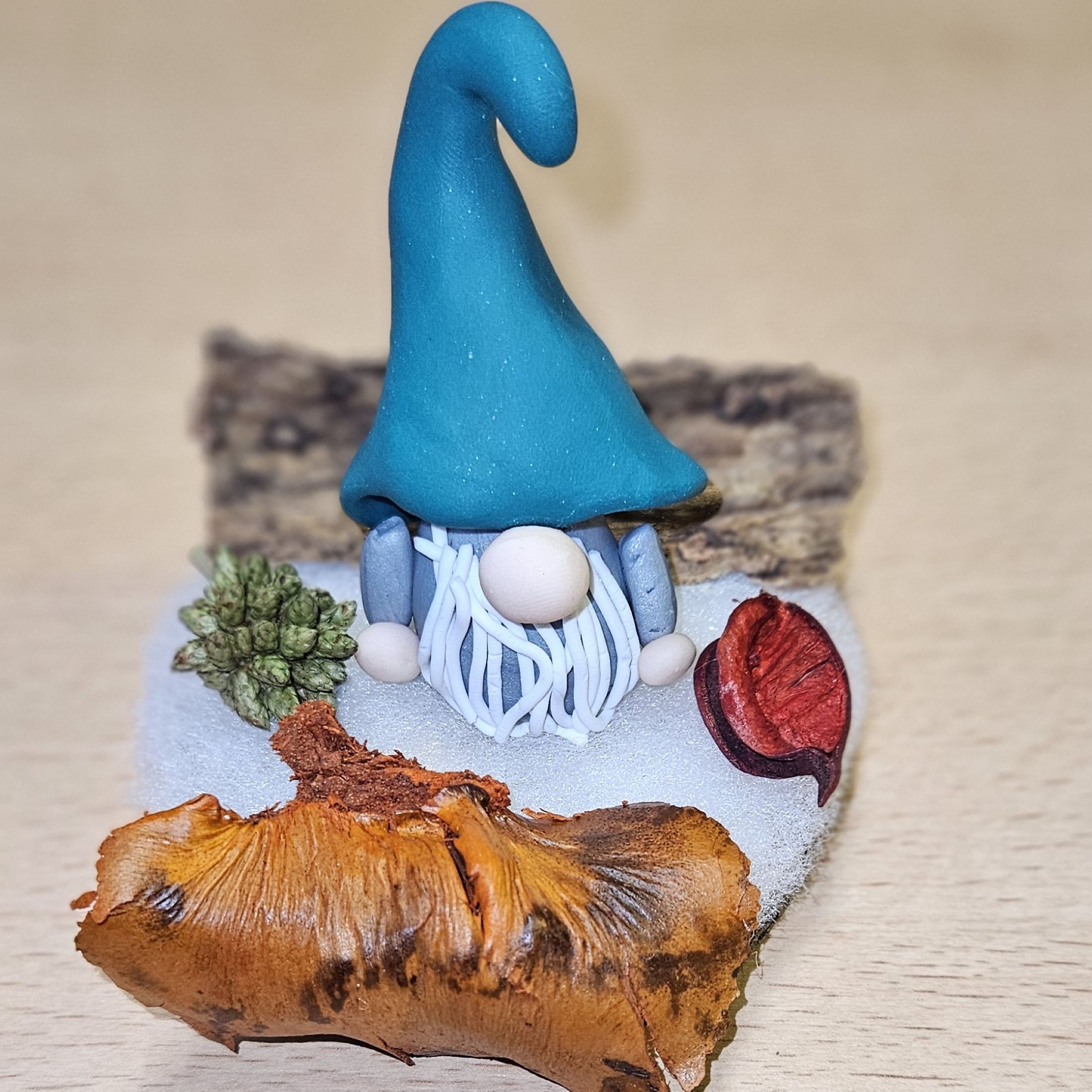 Figurine lutin balade en forêt bleu