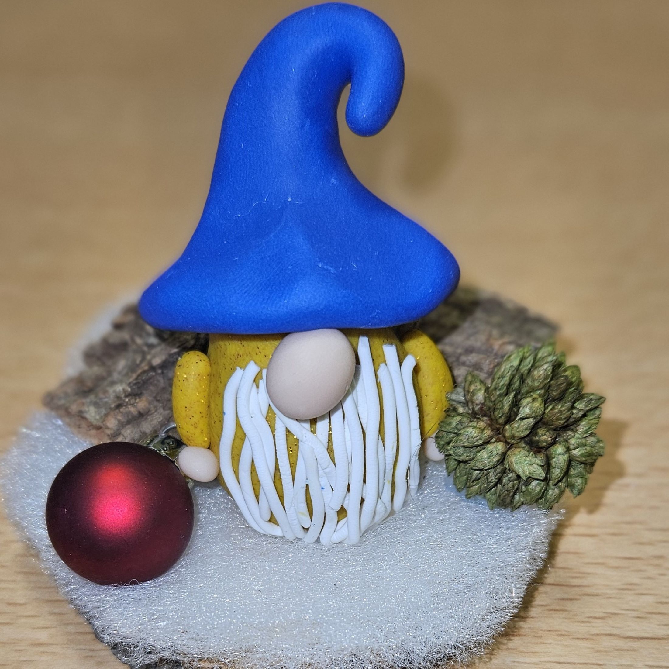 Figurine lutin en balade jaune et bleu