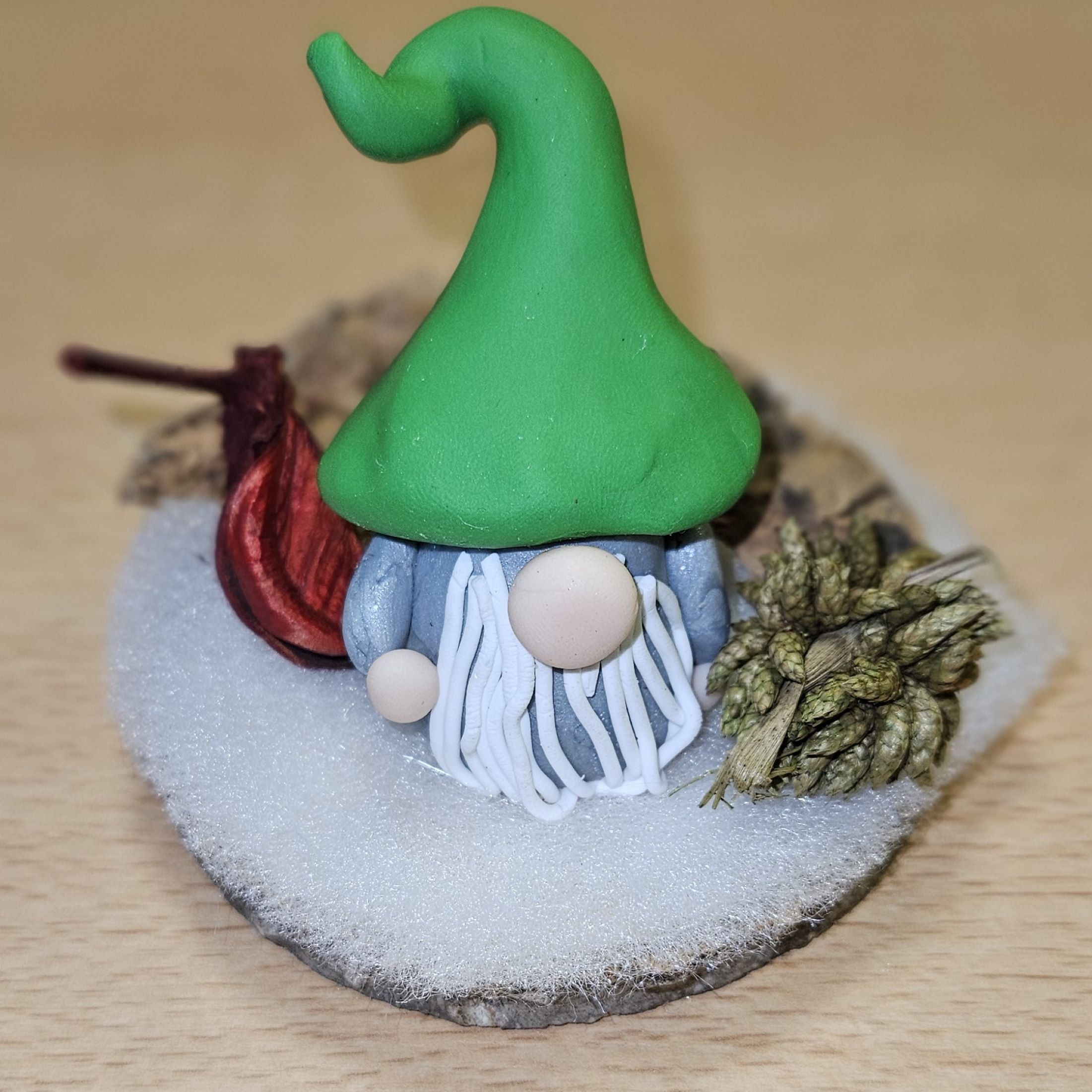 Figurine lutin en balade vert