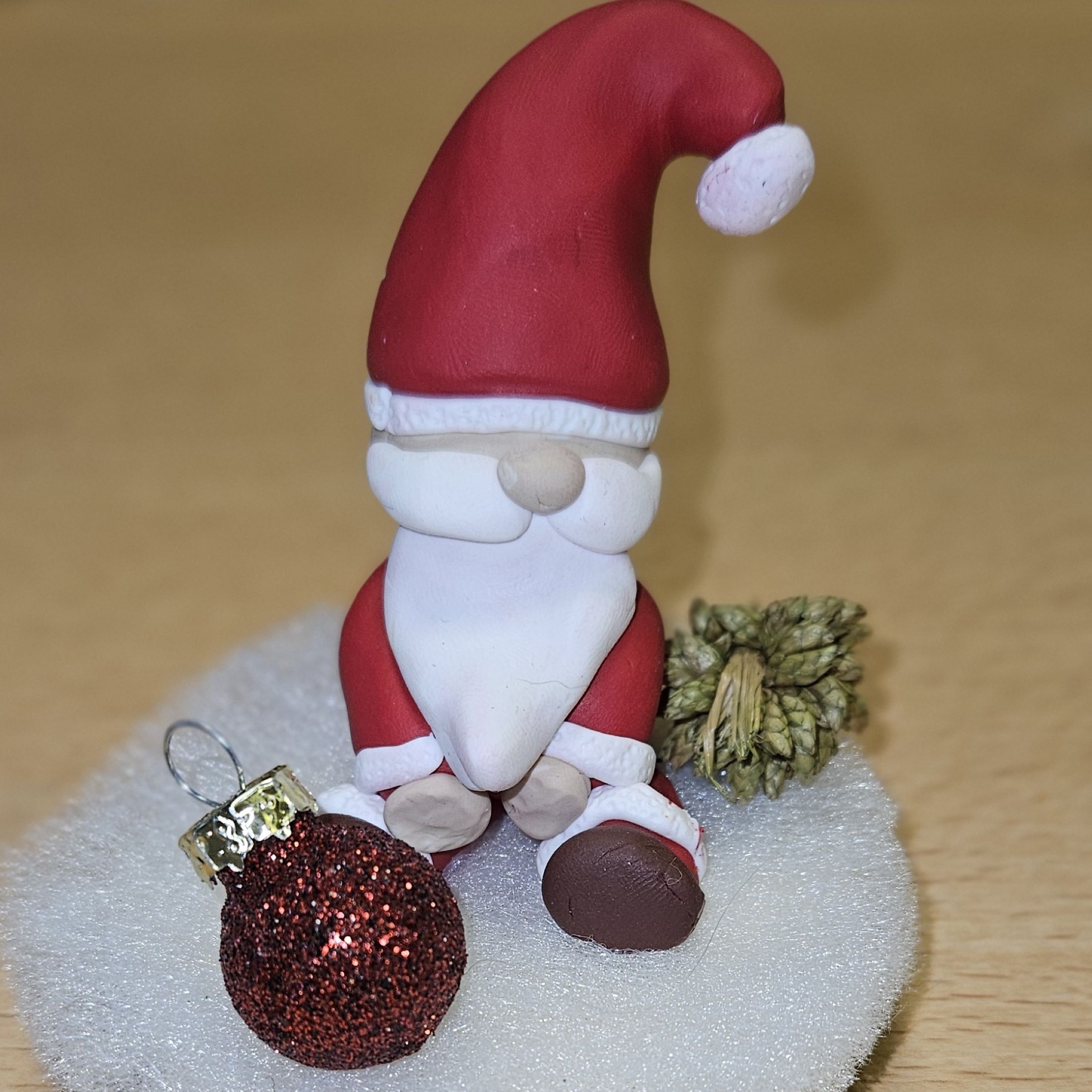 Figurine papa noël en balade en forêt