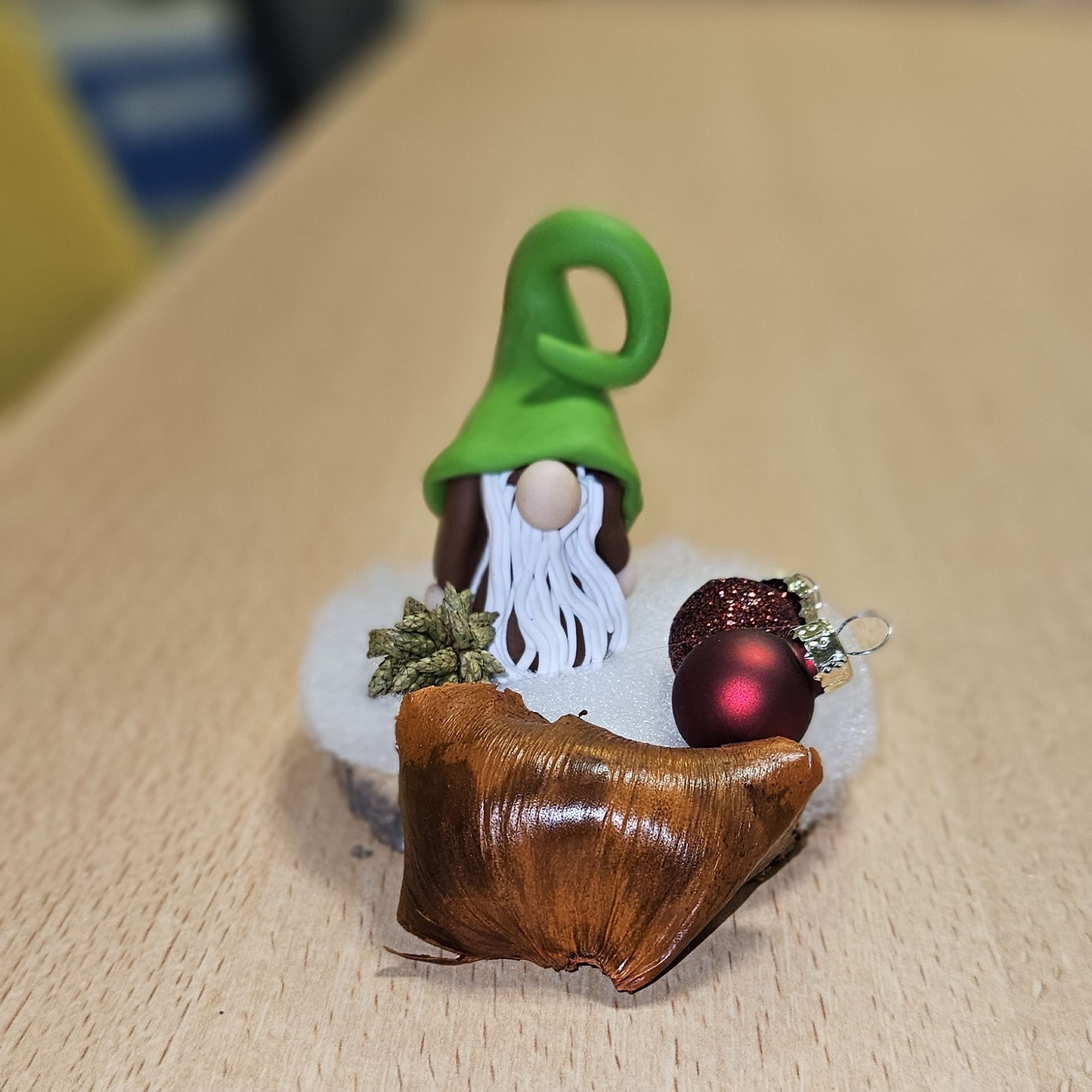 Figurine lutin vert et brun