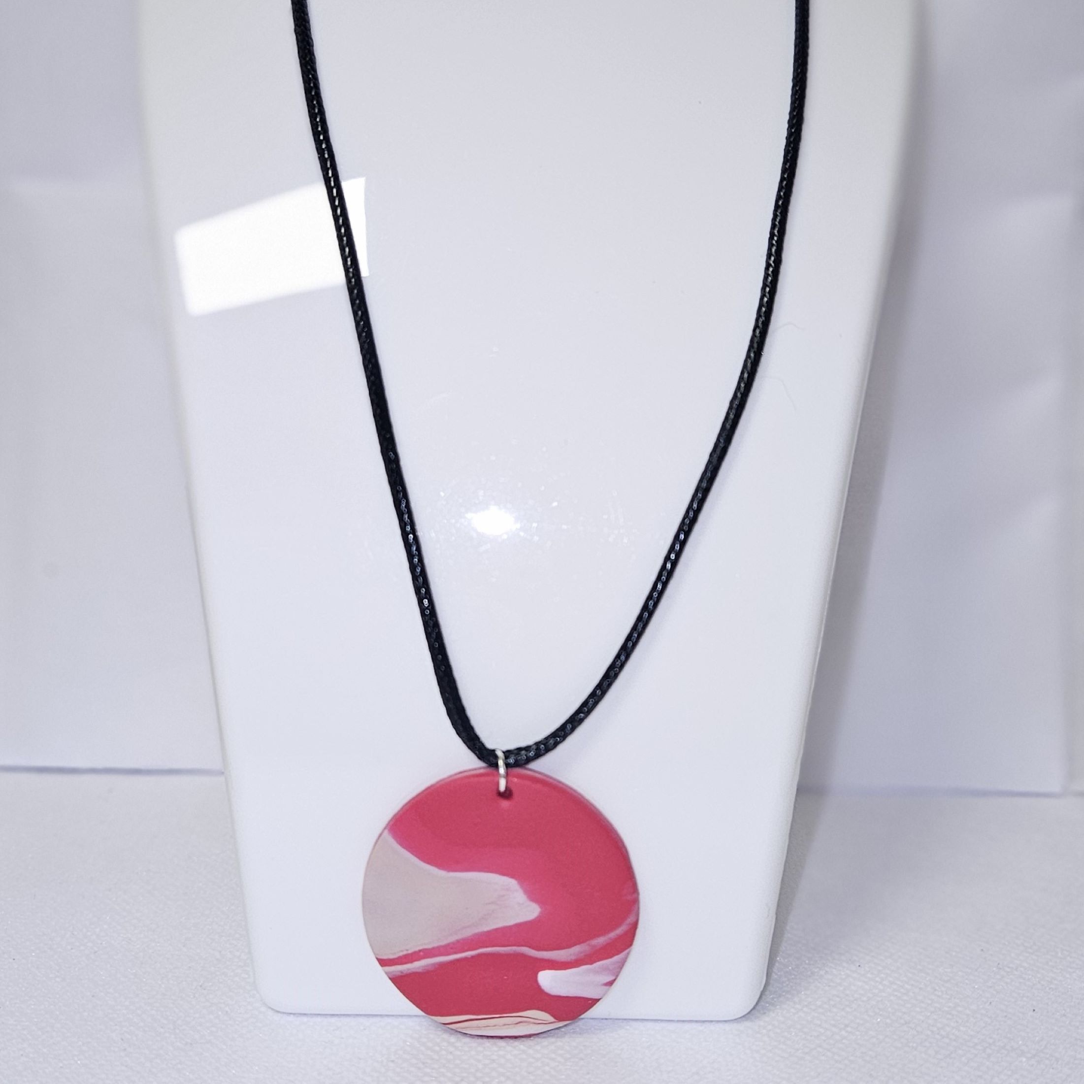Collier white and red round